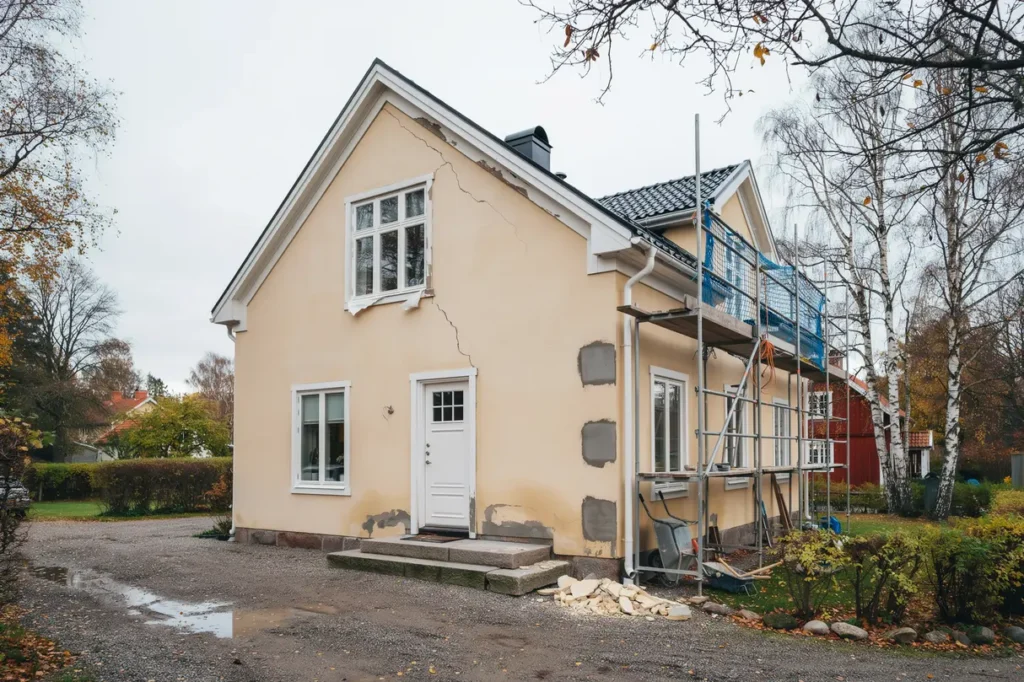 fasadrenovering p villa tecken p skador r tt tg rder och vad du b r t nka p